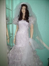 Neuer Brautschleier,  reinweiß, 2,60 m lang mit Kamm und Perlen, auch JGA