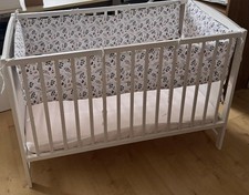 Babybett Kinderbett Gitterbett Bett Motiv Bär 120x60 weiß mit Matratze 