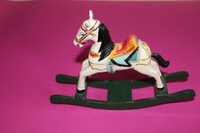 Altes Schaukelpferd aus Holz, antikes Spielzeug, Vintage, Retro, Kult