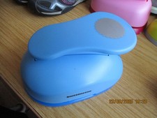 1 Stück Mega Buttinette Papier Stanzer Motivlocher Kreis mit Wellen 7 cm x 7 cm