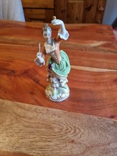 Kleine defekte Porzellanfigur