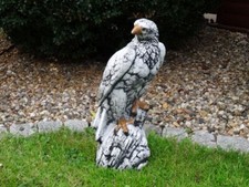 Steinfigur Tierfigur Adler Greifvogel Weiß Schwarz patiniert gelbe Krallen