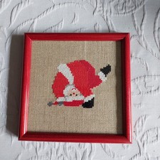 LKE fertig gesticktes Bild  Weihnachtsmann im Holzrahmen ca. 14x14