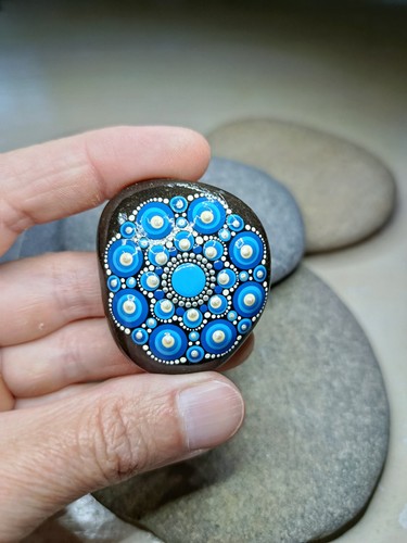 Bemalter stein mandala - bemalter, blau
