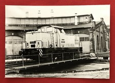 Eisenbahn Foto Diesellok 105 058-8 auf Drehscheibe Hintergr. Lokschuppen ( 77360
