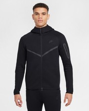 Schwarzer Nike Tech Fleece