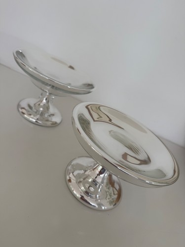 Zwei schalen mit fuß - schalen,