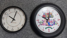 Zwei Wanduhren Schwarz-weiß 19cm und Super Mario mit Name Joshua Quarzwerke 28cm