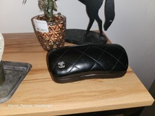 CHANEL Brillenetui aus Hartschale mit Lederbezug