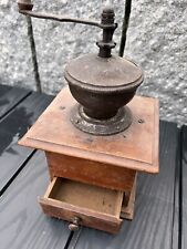 Dekorative antike Kaffeemühle