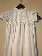 Taufkleid mit Punkten,Rüschenärmeln, Bubikragen weiß Spitze Rücken oben geknöpft