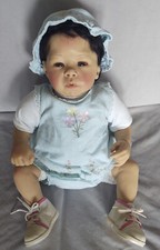 Eine „asiatische“ Künstlerpuppe von Laura Tuzio-Ross, Vinyl, von 2006, MPG