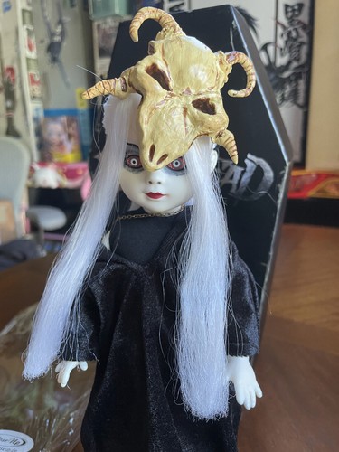 Mezco living dead - living,