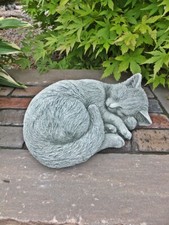 Steinfigur Süße eingerollte