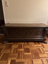 Antike Alte handgefertigte Holztruhe im neorenaissance Stil Löwenfüßen Sitzbank