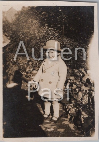 Kleines mädchen mit mantel - kleines,