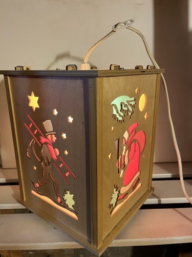Holzlaterne beleuchtet