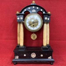 Antike Biedermeier Holz Tischuhr/Kaminuhr mit Alabaster Säulen, Pendule um 1860
