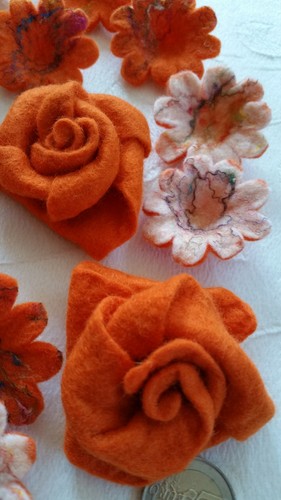 Brosche rose filzblüte - rose,