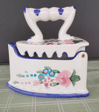 Bügeleisen aus Keramik, mit Blumendekor zum Aufklappen, 60er Jahre, Deko