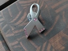 Brosche "Schleife" mit rosa Strasssteinchen