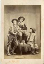 Jungen Hirten in ethnischer Volkskleidung mit Flötenpfeife antik 1880er Foto