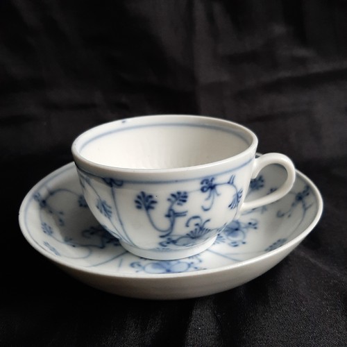 Antike tasse mit untertasse - antike,