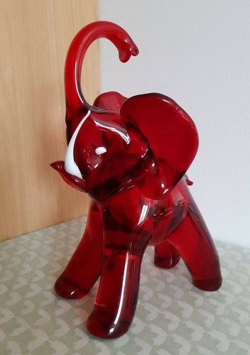 Elefant der farbe rubinrot - in,