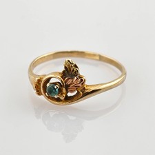 Ring aus Gold mit blauem