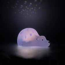 DIE SPIEGELBURG Nachtlicht Kinderzimmer Eisbär Björn Lichtprojektor mit Timer