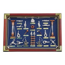 Knotentafel hinter Glas