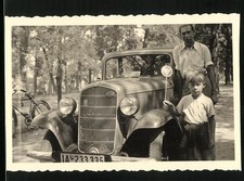 Fotografie Auto Opel P4, Knabe neben PKW mit Kennzeichen Berlin 