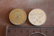 zwei alte Spielautomaten