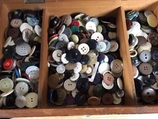 Eine antike Kiste 1946 voll