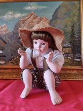 Sammlerpuppe Porzellankopfpuppe Puppe Junge sitzend ca. 27 cm hoch