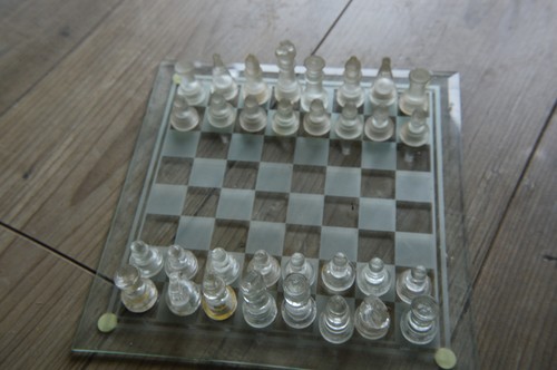 Schachspiel aus glas - schachspiel,