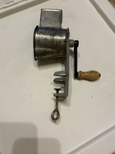 ? Vintage Nussmühle Trommelreibe Gemüsemühle Halter mit Kurbel Holz Reibe Tisch