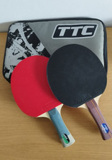 Zwei Tischtennisschläger