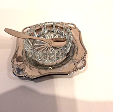 Salzschälchen aus Kristallglas mit silberfarbenem Tellerchen und Löffelchen