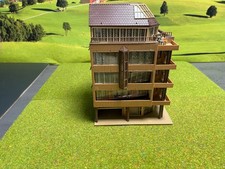 Hochhaus mit Ladenpassage (von