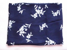 Georgette Stoff, marineblau mit weißen Blumen