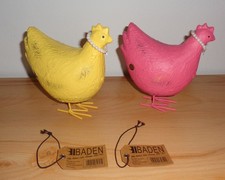 Baden Collection Deko Sammler Huhn / Henne mit Perlenkette 2 Stück rosa und gelb