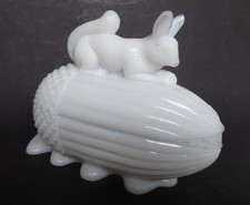 Art Deco Opalinglas Deckeldose Eichhörnchen auf Eichel selten