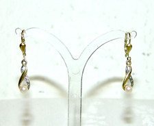 Ein Paar lange Ohrringe Gelb-