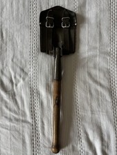 Alter Klapp-Spaten mit Pickel