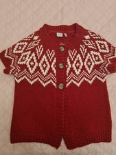rote Strickjacke mit