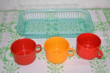 Plaste Kinderbecher/ Tassen mit Plaste Serviertablett Stempel :Leuna Orginal DDR