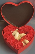 Geschenkset Box Herzform Bär Deko mit Seifenblume Rose, romantische Kunstblume 