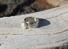 Ring gehämmert Perlenring 925 Silber Perle weiß matt geschmiedet breit schwer
