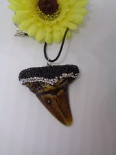 Außergewöhnliche Kette Lederband "Haifischzahn" Braun/Strass